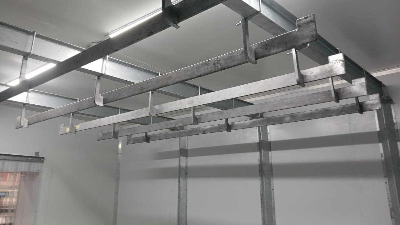 Cold room hanging rail system